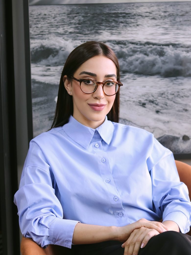 Retrato de Emanuela de Araújo Pereira no escritório